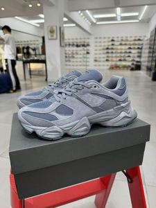 Chaussures de sport décontractées de luxe pour hommes, nouvelle collection, modèle 9060, légères et confortables, idéales pour le quotidien et les activités sportives en extérieur. - Product Image 4