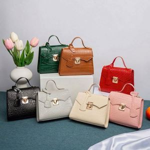 Nouveau sac bandoulière carré pour homme, motif étoile en fausse fourrure, écologique, fermeture ouverte, été, capacité 1-1,9L - Product Image 1