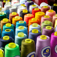 Benang Jahit Poliester Berkualitas Tinggi 100% Spun Polyester Model Nomor Poliester Jahit Pola Pewarnaan 2500m Panjang Daya Tahan Tinggi