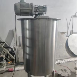 Tanque de mezcla industrial de acero inoxidable con agitador para mezclar líquidos en plantas de procesamiento de alimentos y productos farmacéuticos. - Product Image 1
