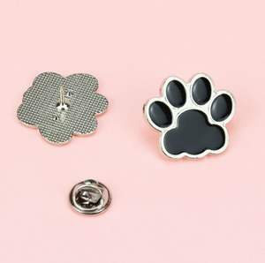 Эмалированная Заколка-талисман для школы с мультяшным принтом лапы животных, жесткая эмалированная заколка для лап кошек и собак, рекламный сувенир - Product Image 4
