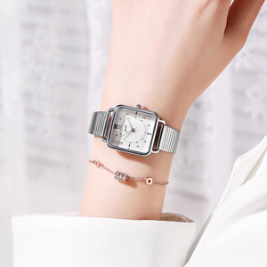 Montre à quartz étanche de style rétro, de grande valeur, à face carrée, à bracelet en alliage de niche pour femmes - Product Image 4