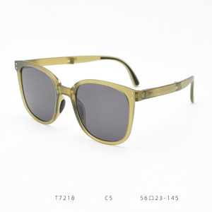 T7218 Lunettes de soleil à monture large gris polarisées pliantes pour hommes femmes avec verres durables TR90 & Tac Style Tour personnalisé - Product Image 5