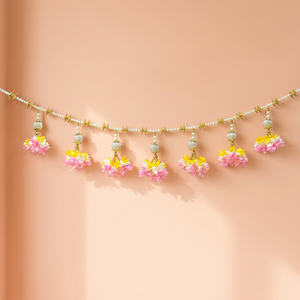 Guirlande florale bohème moderne en plastique avec des fleurs roses et jaunes et des perles pour la décoration murale de la maison - Product Image 1