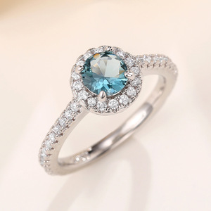 Anello di fidanzamento Q093 in oro bianco con zaffiro, taglio rotondo brillante, montatura a pavé, gioielli raffinati da donna - Product Image 4