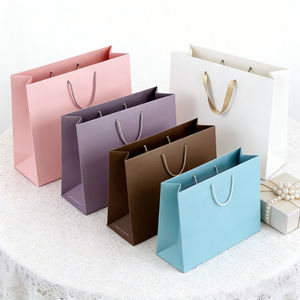 Sacs en papier de luxe avec poignées <span class=keywords><strong>et</strong></span> ruban, logo imprimé estampé or, sacs cadeaux noirs personnalisables pour promotions - Product Image 3