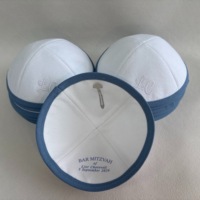 Kippa personnalisée écologique en lin et coton blanc pour toutes les saisons, avec broderie monogramme script et bord contrastant, intérieur imprimé