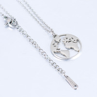 Meilleure Vente Collier de Voyage Carte du Monde, Bijou Tendance en Acier Inoxydable, Pendentif Globe Creux, Chaîne à Maillons pour Femme