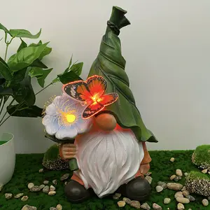 Gnomos de jardín al por mayor al aire libre enano barbudo blanco sosteniendo Flor Mariposa lámpara Solar figurita de resina decoración de parque de jardín