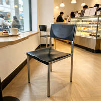 Meubles commerciaux pour l'hôtellerie, table carrée avec plateau en marbre et base ronde dorée, chaises en métal et PU assorties pour café
