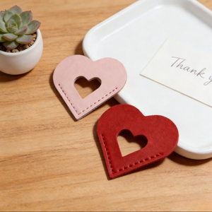 Marque-page en cuir PU mignon avec découpe en forme de cœur, marque-page minimaliste marron, marque-page d'amour, cadeau pour les amateurs de livres - Product Image 3