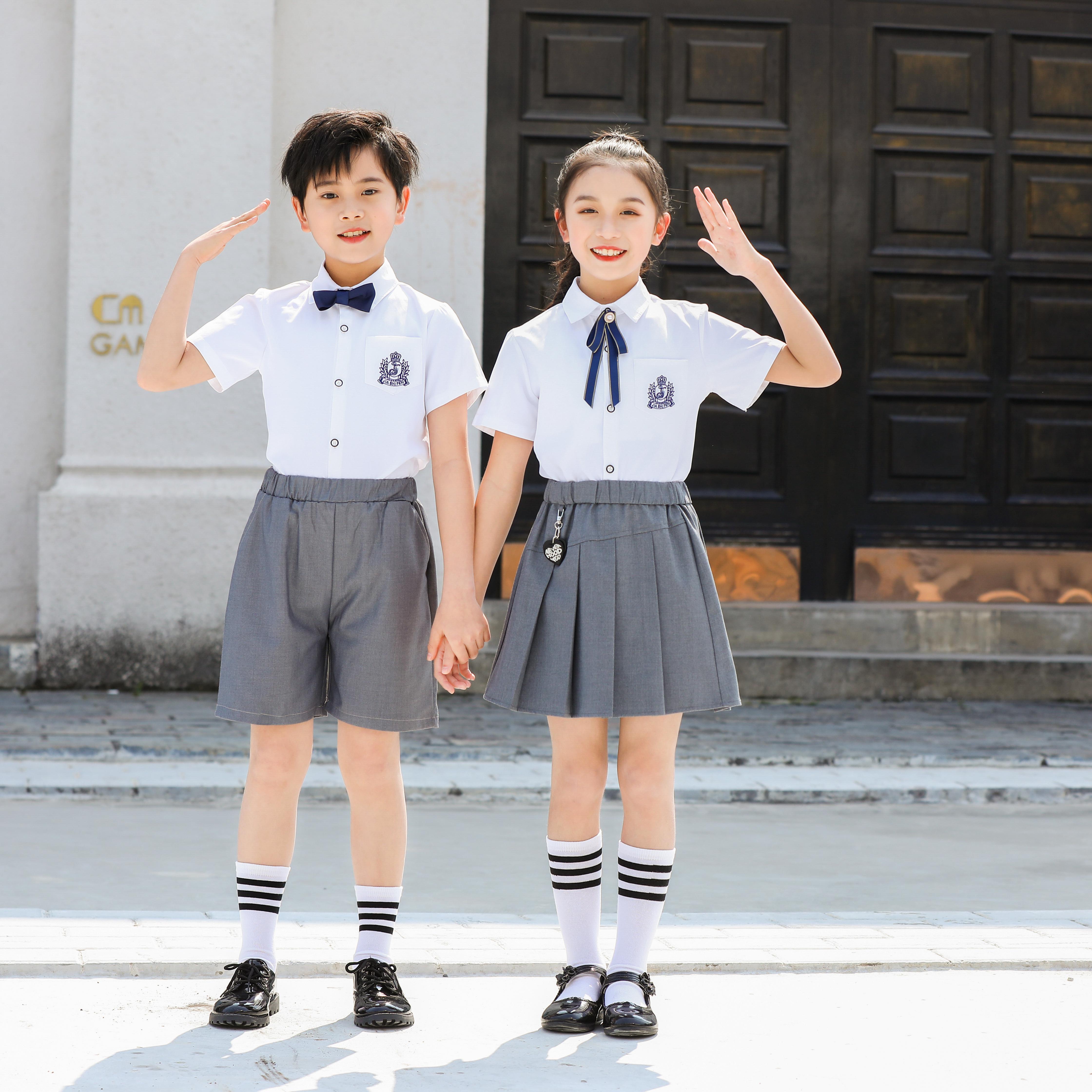 Polo blanc + jupe grise