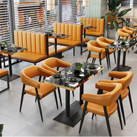 Ensemble de mobilier commercial pour restaurant et café : banquette en cuir tuftée, table en bois avec base en fonte