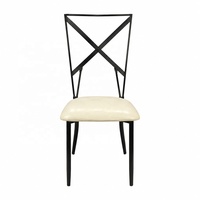 Chaise de salle à manger moderne en fer forgé à dossier croisé, style caméléon, avec coussin blanc, pour événements en extérieur, hôtels et mariages, fabriquée à Foshan, Chine.