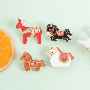 Broches de esmalte coloridos de mascota caballo, Año Nuevo <span class=keywords><strong>Lunar</strong></span> 2026, con diseño floral de caballo galopante y silla de montar, insignia de solapa, venta al por mayor - Product Image 2