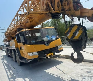 Grue sur camion d'occasion 50 tonnes, modèle 2017, hauteur de levage 43,5 m, moteur, boîte de vitesses, pompe, excellent prix et état, provenance Chine - Product Image 1