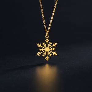 Collier tendance personnalisé pour Noël, pendentif flocon de neige en acier inoxydable plaqué or 18 carats avec chaîne à maillons - Product Image 4