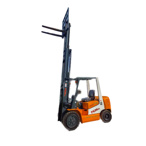 Carretilla elevadora de combustión interna TCM versátil sobre ruedas adaptable para cualquier tarea - Product Image 1