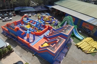 Parcours d'obstacles gonflable commercial avec toboggan géant, mur d'escalade et piscine à balles pour location en parc d'attractions extérieur