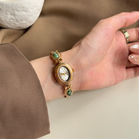 Nouvelle Montre Vintage pour Femme avec Pierres Précieuses Colorées, Luxe Léger, Bijou Rétro Personnalisé en Or, Petite Montre Bracelet Mignonne et Noble