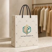 Sacs en papier kraft personnalisés avec logo, directement de l'usine, sacs en papier pour emballage de vêtements, sacs de shopping, style blanc classique et luxueux