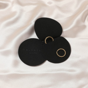 Bolsa de Regalo de Terciopelo de Microfibra Blanca con Logotipo Personalizado al por Mayor, Bolsa de Embalaje con Solapa Beige para Guardar Joyas y Pendientes - Product Image 4