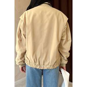 เสื้อแจ็คเก็ตบอมเบอร์สีกากีอ่อนสำหรับผู้หญิง ขายส่ง กันลม บุด้วยโพลีเอสเตอร์ทอ เสื้อคลุมลำลอง - Product Image 2