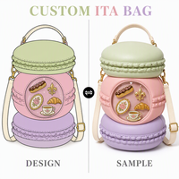 Sac à dos Ita Bag Pâtisserie Macaron Tower Vert Sauge Rose Lilas avec bord festonné, fenêtre bombée et breloques Éclair, Croissant, Tasse à thé