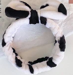 عصابة رأس بقرة مخصصة مع عصابة معصم بطبعة بقرة ، عصابة رأس لطيفة مطبوعة على شكل بقرة ، عصابة شعر مكياج للعناية ببشرة الوجه في المنتجع الصحي - Product Image 5