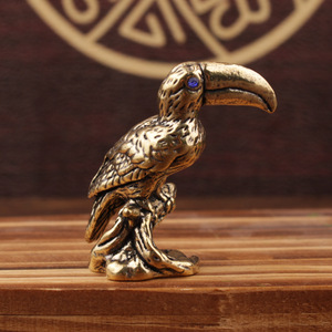 Figurine de toucan en laiton massif, décoration vintage pour bureau, petit objet en cuivre - Product Image 2