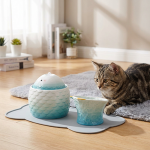 Fontaine à eau et gamelle en céramique haut de gamme en forme de <span class=keywords><strong>poisson</strong></span> pour animaux de compagnie, distributeur d'eau automatique Charge Love pour chats et chiens, antidérapant et écologique - Product Image 1
