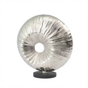 Sculpture moderne en fer poli argenté, faite à la main, accessoires de table, décoration de table pour la maison et le bureau, design tendance, best-seller - Product Image 1
