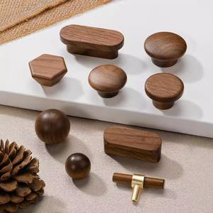 Boutons et poignées de meuble en bois de noyer sur mesure, poignées de commode en noyer noir massif, poignées de tiroir minimalistes japonaises pour armoire - Product Image 4