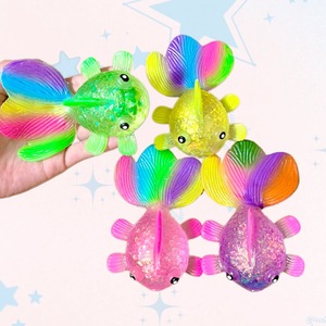 Juguete Blandito de Maltosa con Forma de Pez Dorado 2026, Juguete Antiestrés de Pez con Purpurina de Ascenso Lento, Juguete Sensorial Transparente para Apretar para Niños con Ansiedad - Product Image 1