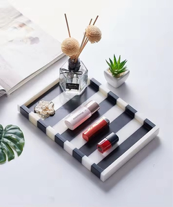Vassoio Decorativo di Lusso Rettangolare in Marmo Naturale a Righe Bianche e Nere con Bordo per Cosmetici e Salviette - Product Image 1