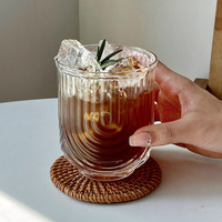 Tasse en verre transparent à rayures verticales pour latte, café, jus, boissons, petit-déjeuner, lait et café