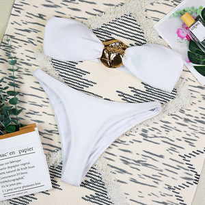 Ensemble bikini 3 pièces pour femme avec boucle métallique décorative, maillot de bain bandeau et jupe longue cache-maillot torsadée, tenue de plage d'été, vente en gros - Product Image 6