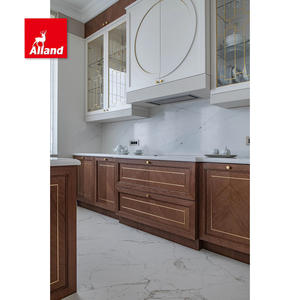 Gabinetes de Cocina de Estilo Neoclásico de Lujo Ligero, con Paneles con Acabado Dorado, en Blanco Mate y Nogal, con Puertas de Vidrio para Villa - Product Image 2