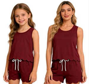 ชุดเสื้อยืดแขนกุดสีแดงเข้มแบบลำลองสำหรับผู้หญิงพร้อมกางเกงขาสั้นขอบหยัก แฟชั่นเสื้อผ้าแม่ลูก - Product Image 1