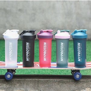 カスタムロゴ入り屋外用BPAフリープラスチック製スポーツウォーターボトル、サイクリング、ランニング、フィットネス、ジム、プロテインシェイカーに最適 - Product Image 1