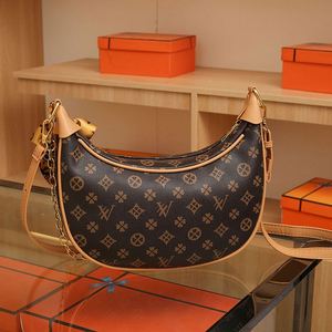 Bolso de Hombro de Alta Gama en Forma de Luna con Cadena Decorativa y Diseño Multifuncional y Elegante 616 - Product Image 1