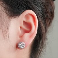 Boucles d'oreilles clous en argent sterling style classique avec moissanite ronde taille brillant 1 carat DEF VVS1 pour femme
