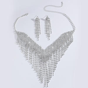 Ensemble collier et boucles d'oreilles en cristal avec strass (2 pièces) Ensemble de bijoux à franges pour mariage de mariée - Product Image 2