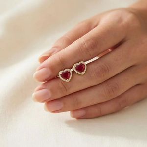 Pendientes de lujo con corazón de rubí y halo de circonitas brillantes, piedra preciosa roja natural en plata de ley 925 o oro laminado de 18 quilates, estilo minimalista. - Product Image 3