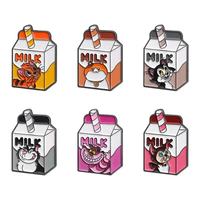 En gros, épingles en métal à l'effigie de dessins animés, badges créatifs et amusants en forme d'animaux et de boissons, épingles en émail personnalisées en forme de boîte de lait et de paille pour vêtements et sacs