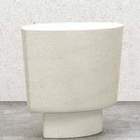 Table d'appoint en marbre crème, sculptée à la main, trapézoïdale, bloc incurvé texturé, style Wabi, pour salon, maison de rêve
