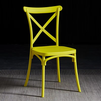 Chaise de salle à manger moderne en métal avec dossier croisé, finition grain de bois, hauteur réglable - Mobilier commercial pour hôtels et mariages