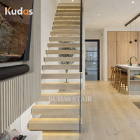 Escalier moderne en porte-à-faux avec éclairage LED, rampe en bois clair et en verre, intérieur de maison de luxe personnalisable
