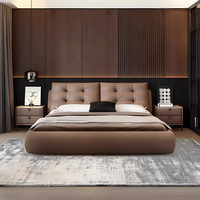 Lit de rangement élégant en cuir italien, taille King, marron, avec cadre rembourré et base relevable hydraulique pour chambre d'hôtel moderne