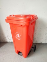 Poubelle à pédale en plastique HDPE de 120 litres avec couvercle pour le stockage et le recyclage des déchets en extérieur, capacité de 120 L